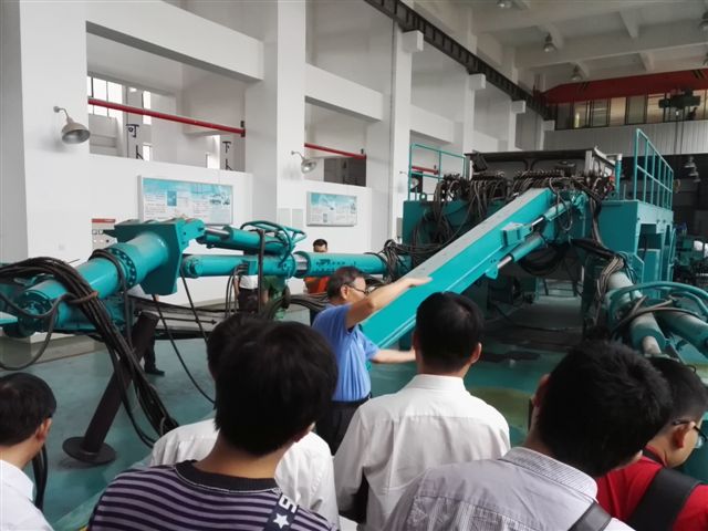 鹤发银丝映日月,丹心热血沃新花