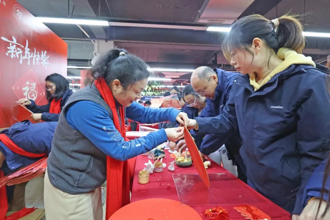 笔墨迎春,祝福暖心!在山河智能“囤”年味、送温暖、迎新春