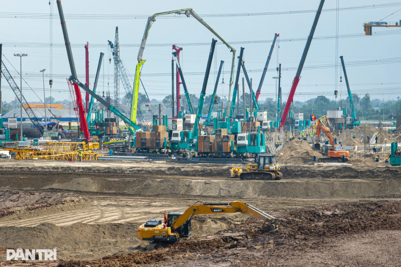 山河智能液压静力压桩机集群作业,为越南最大体育场筑牢根基